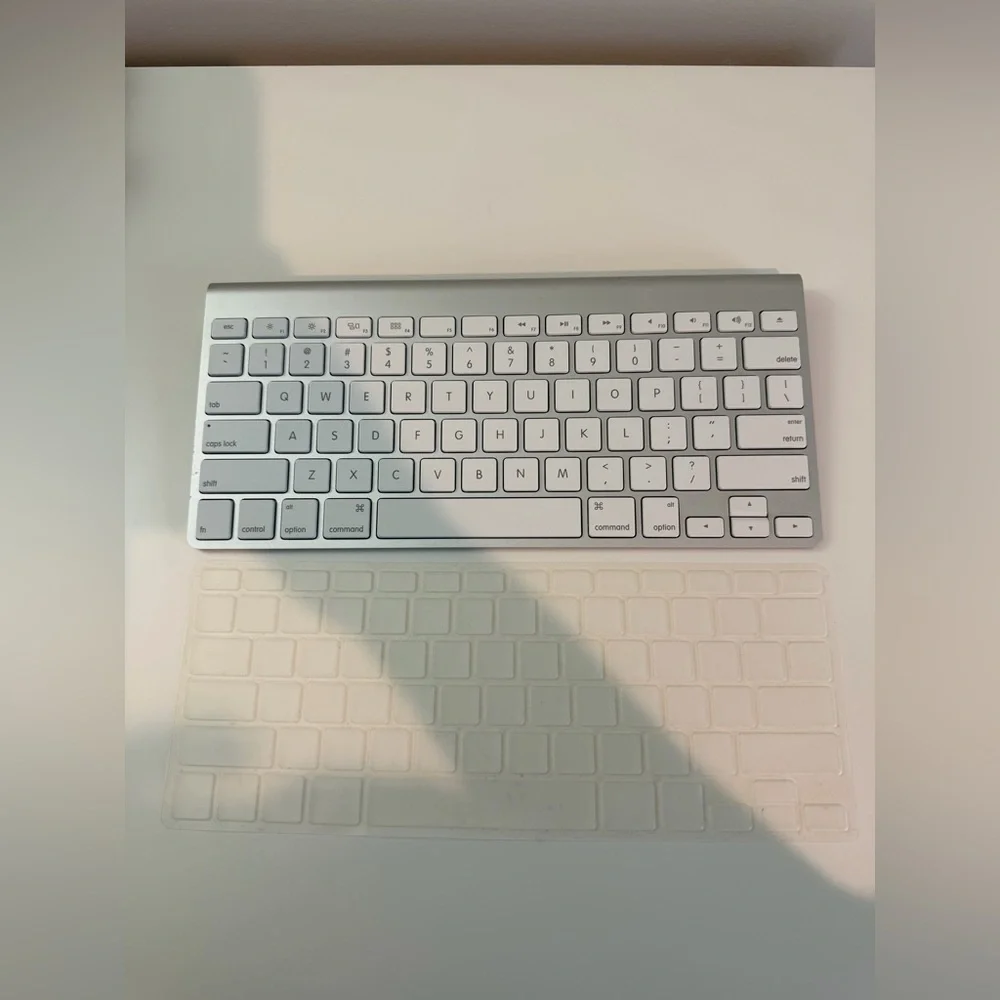 Apple Wireless Silver Keyboard (model A1314)